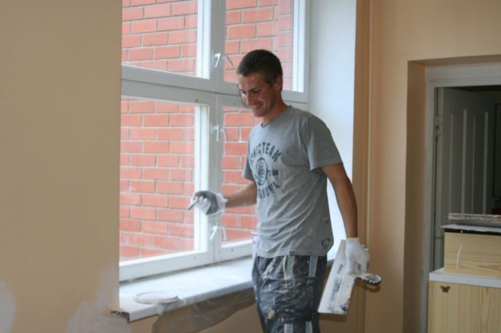 Celtniecības firmas “Bazalts” celtnieks Valters Vīķis ir pārliecināts, ka skolēniem jaunie kabineti būs plašāki un ērtāki.
Autors: Aivars Zilbers