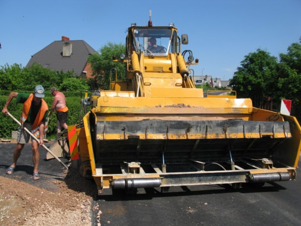 Pēc Līgo ielas asfaltēšanas akciju sabiedrības “8CBR” strādnieki atbilstoši projektam ieklāja asfaltbetonu arī uz katras mājas iebrauktuves. 
Autors: Sandra Pētersone