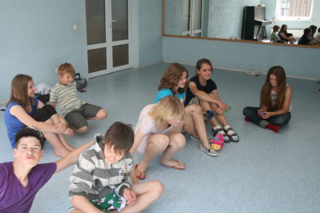 Jau pirmajā iepazīšanās nodarbībā bērniem bija aktīvi jāpiedalās skolotājas piedāvātajā spēlē. 
Autors: Aivars Zilbers