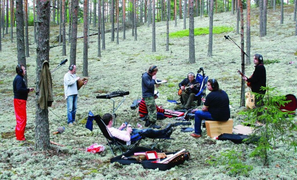 Netradicionālās mūzikas adepti jau ir iemēģinājuši savus mūzikas instrumentus pirmā šā gada koncerta norises vietā netālu no Strenčiem.
Autors: No personīgā arhīva