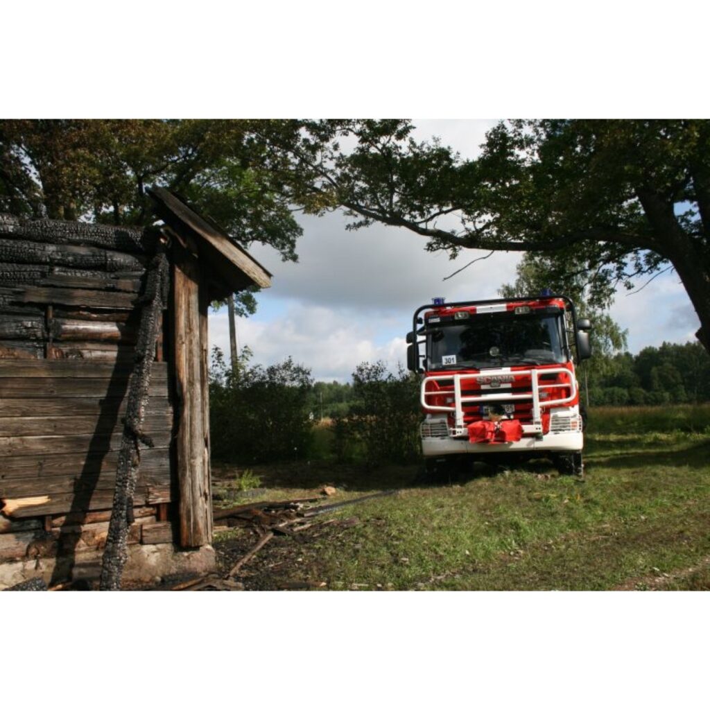 Naktī no pirmdienas uz otrdienu uguns liesmas nopostīja vairāk nekā 100 gadus vecās “Antuļu” mājas Ēveles pagastā. Diemžēl ugunsgrēkā sadega kāds 40 gadus vecs vīrietis, kuram mājas saimnieki bija uzticējuši pieskatīt savu īpašumu. Šodien...
Autors: Inga Karpova