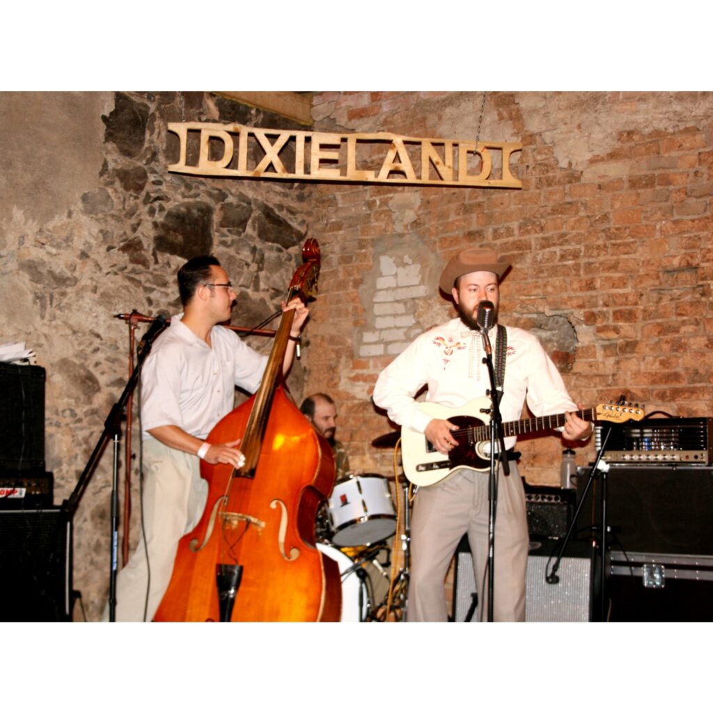 Jau septīto gadu netālu no Valgas vietā, ko tā īpašnieki nodēvējuši par Diksilendu, pulcējas cilvēki, kuru kaislība ir vecie automobiļi un rokenrols. Saieta organizatora sieva Helī, kura nedaudz prot arī latviski, stāsta, ka šogad uz...
Autors: Ingūna Johansone