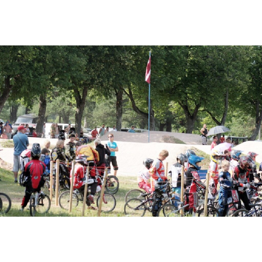 Latvijas čempionāta BMX 4.kārtas sacensības vēl nav beigušās, taču zināms, ka tik daudz dalībnieku šajā čempionāta posmā Valkā nekad vēl nav bijis. Uz šo čempionātu ieradās vairāk nekā 20 Maskavas bmxisistu un ne mazāk no Lietuvas...
Autors: Aldis Dubļāns