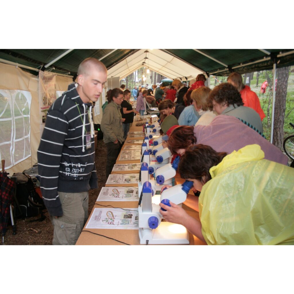 Netālu no Strenčiem notika Dabas koncertzāles šā gada pirmais pasākums, un tajā atkal zinātnieki un mūziķi izstāstīja, izrādīja un izdziedāja kopīgu stāstu par tādu dabas brīnumu kā ķērpji. 
Autors: Aldis Dubļāns