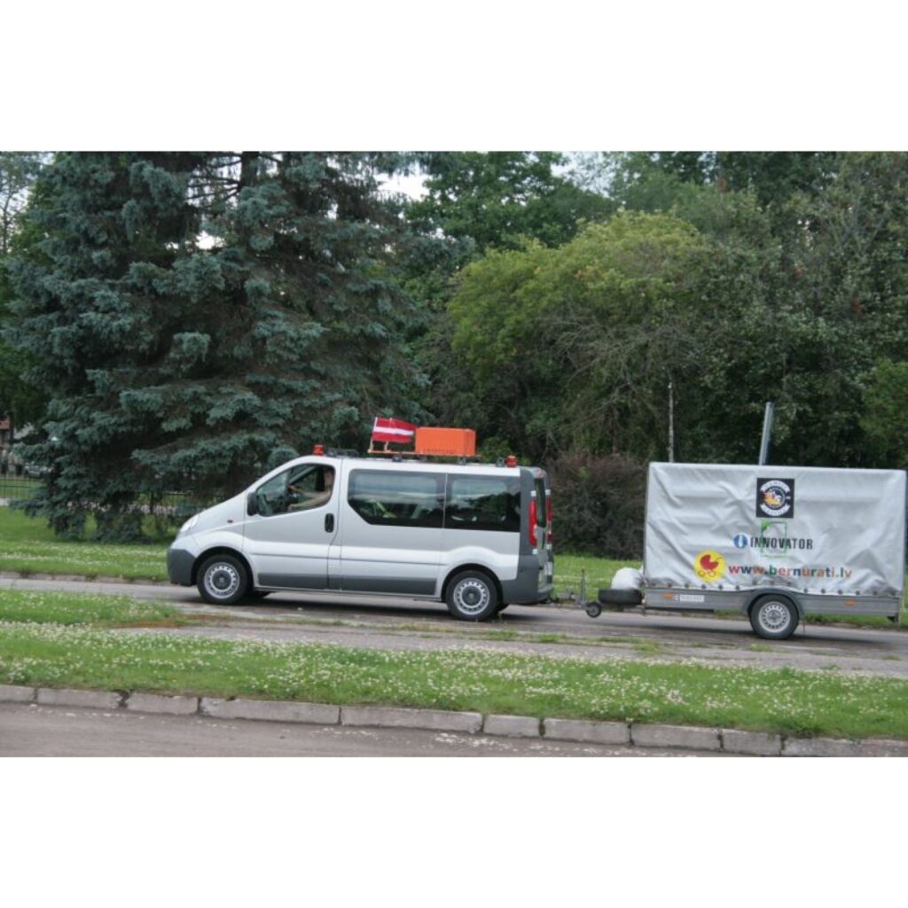 Vakar vēlā pēcpusdienā velomaratona “Barona taka” dalībnieki ieradās Valkā un pie autoostas iestādīja vairāku šķirņu košumkrūmus. Šodien stādīšana turpināsies Smiltenē.
Autors: Aldis Dubļāns