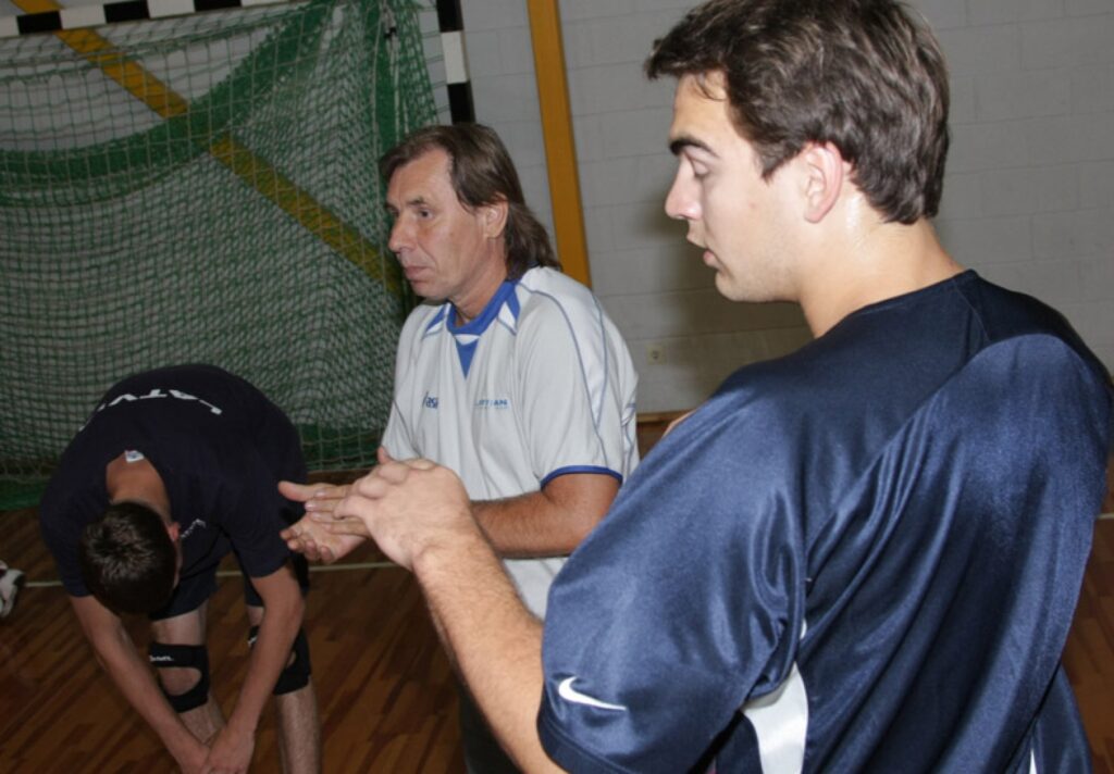 Rīgas volejbola skolas treneris (centrā) Jānis Bomiņš spēles pārtraukumā analizē jauniešu kļūdas. 
Autors: Aldis Dubļāns