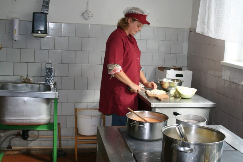 Par to, lai bērniem būtu garšīga maltīte, rūpējas pavāre Marika Sula.
Autors: Aivars Zilbers