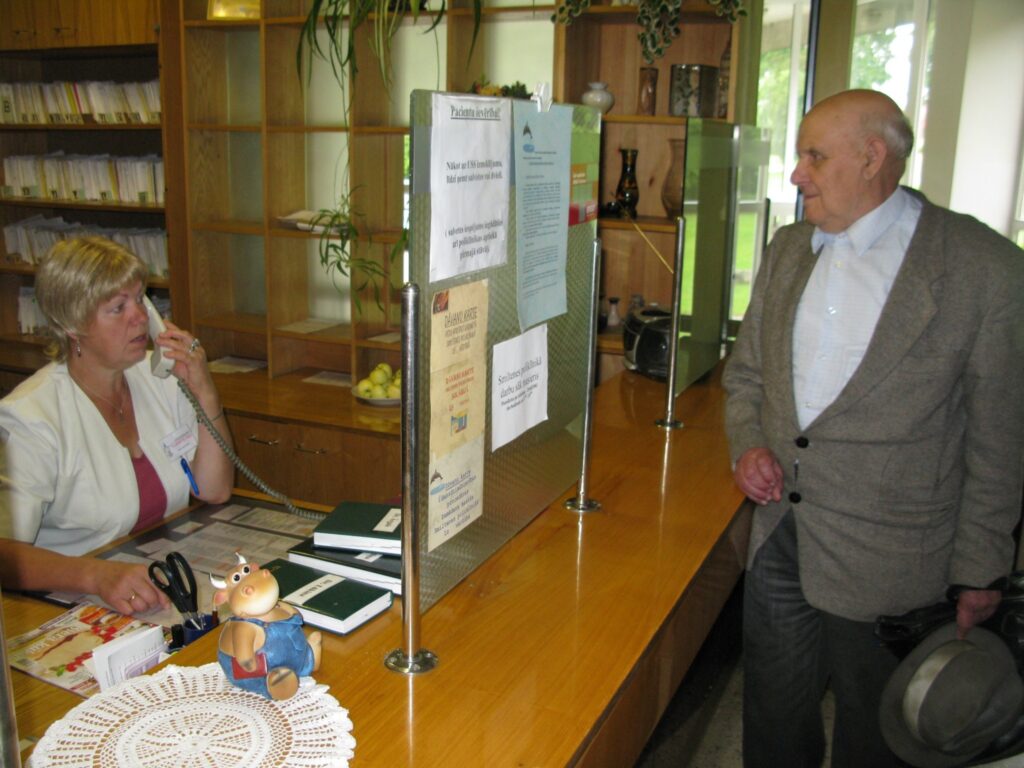 76 gadus vecais palsmanietis Mārtiņš Rutkis raizējas, kas ar viņu notiks pēc Smiltenes slimnīcas slēgšanas. “Mājās esmu viens, un man uznāk nieru lēkmes. Labi, ka Smiltenē vismaz poliklīnika strādās,” saka sirmgalvis. 
Autors: Sandra Pētersone