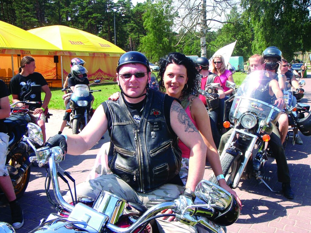  Strencēnietis Valdis Graumanis uz motociklistu pasākumiem dodas kopā ar sievu Kristīni. Motobraukšana ir viņa vaļasprieks un laba atpūta nedēļu nogalēs jau vairāku gadu garumā.
Autors: No personīgā arhīva