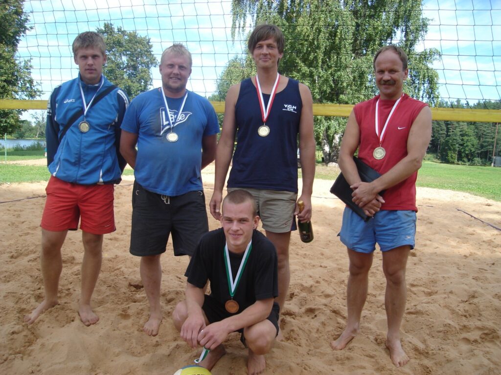 Smiltenes čempionātā smilšu volejbolā uzvaru izcīnīja Jānis Cīrulis (no labās) un Armands Briedis. Otrie labākie - Andis Mednis (blakus) un Pēteris Mednis, trešie - Mikus Bisenieks (priekšplānā) un Mārtiņš Bisenieks. 
Autors: Sandra Pētersone