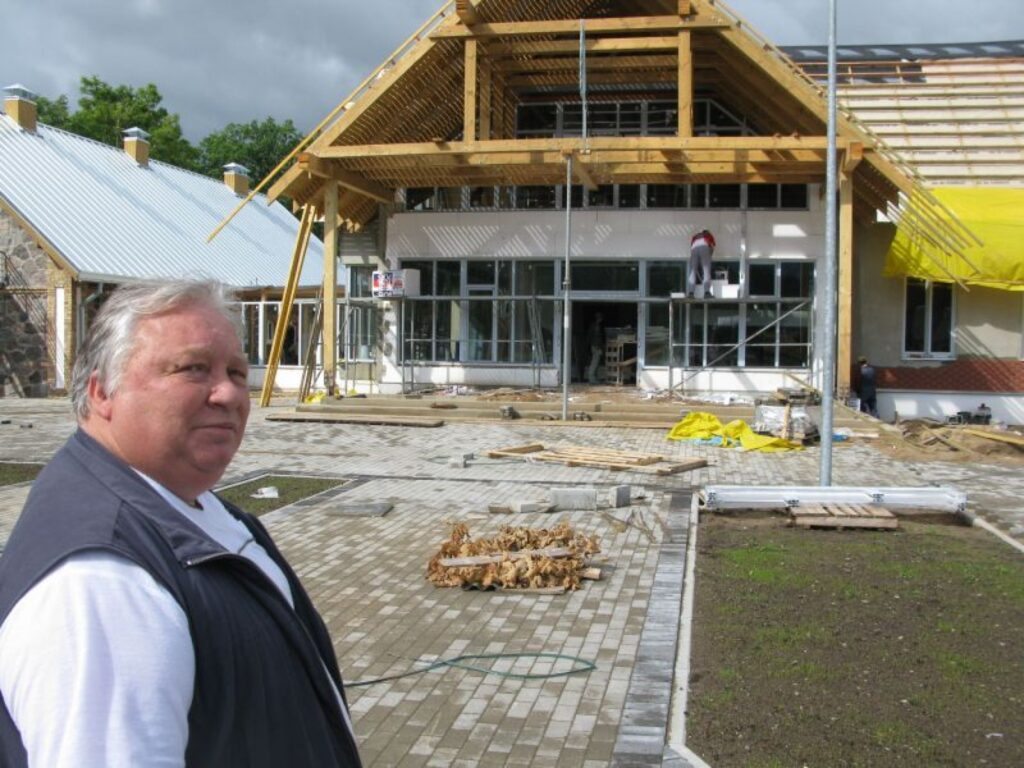 Strenču psihoneiroloģiskās slimnīcas valdes priekšsēdētājs Vitālijs Rodins cer, ka jau septembra vidū varēs atvērt uz vecas ēkas pamatiem uzcelto jaunbūvi. Tur atradīsies arī “pusceļa māja”
Autors: Sandra Pētersone