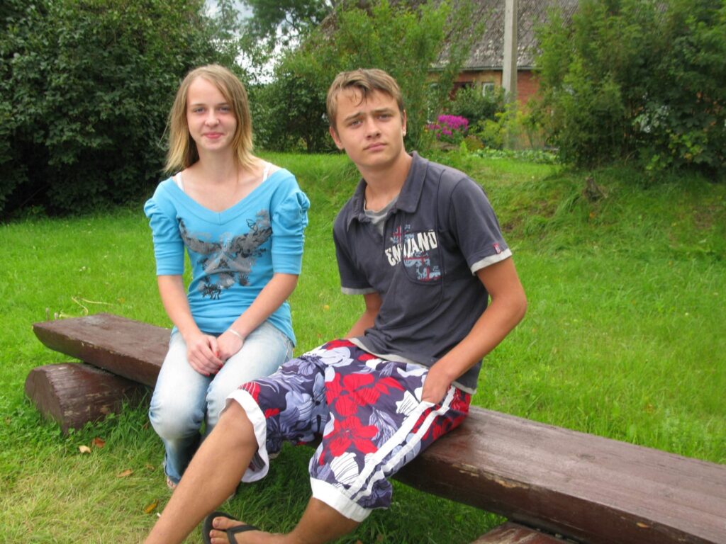 Smiltenieši Sintija Skorenko un Andželo Briedis jau bija pamanījuši soliņu Daugavas ielas malā un atzīst to par ērtu vietu, kur satikties ar draugiem.
Autors: Sandra Pētersone