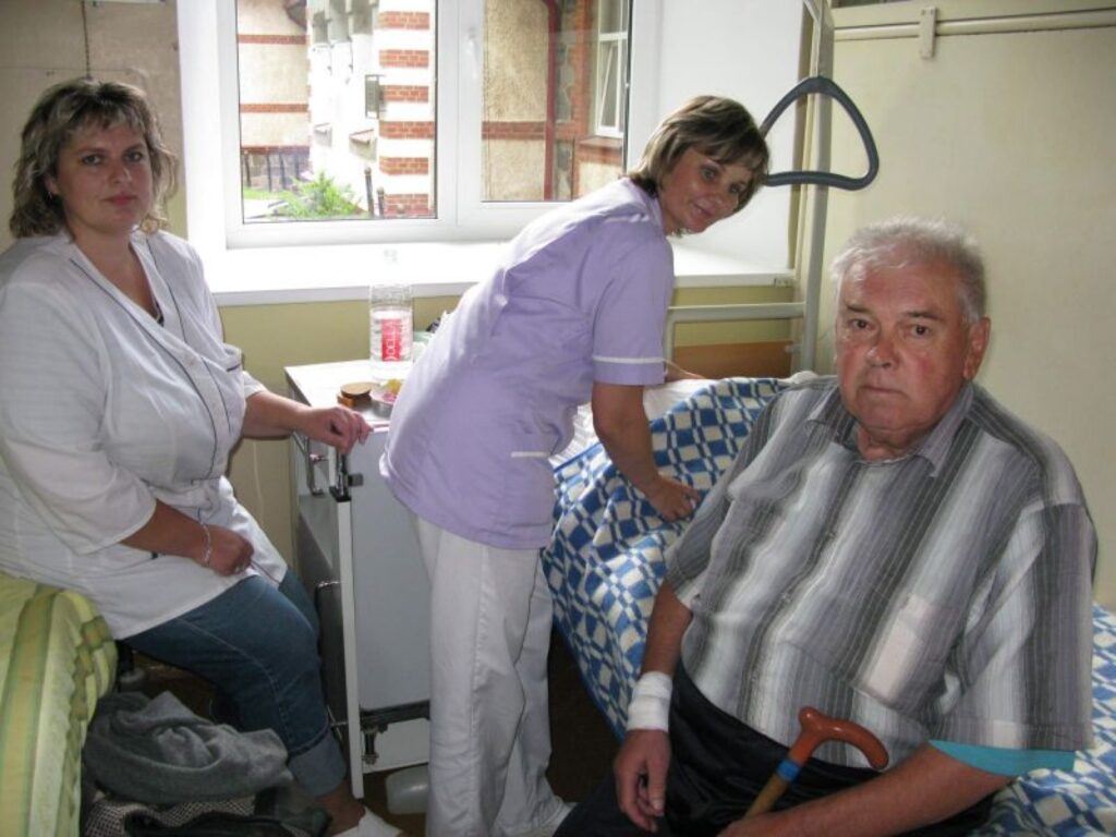 Pēc Sarkanā Krusta Smiltenes slimnīcas slēgšanas darbu zaudēs mediķi, arī medmāsa Dace Lībiete (no kreisās) un sanitāre Maija Karitone, bet slimniekiem jāmeklē citi stacionāri. “Tautai vajadzēja celties ar lielu protestu,” domā pacients Alberts Rabācis. 
Autors: Sandra Pētersone