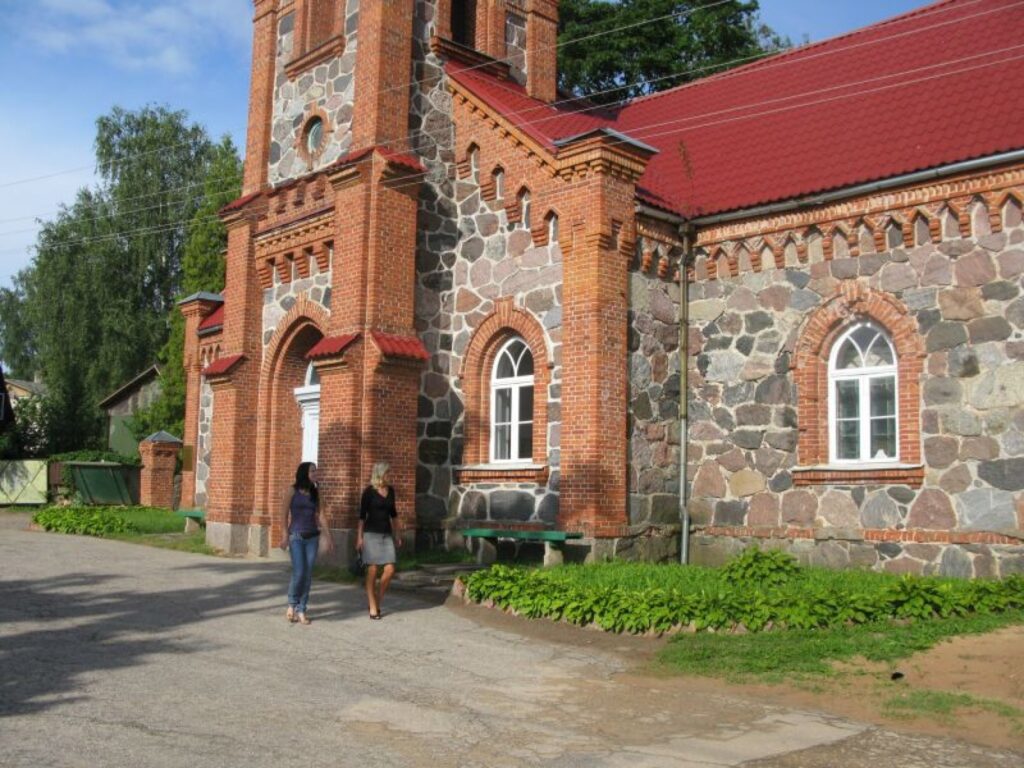 Par Smiltenes kapu svētkos ziedoto naudu tiks veidoti jauni apstādījumi kapličas priekšpusē. Šajā ziņā sakrīt kapsētas apsaimniekotāju un iedzīvotāju domas. 
Autors: Sandra Pētersone
