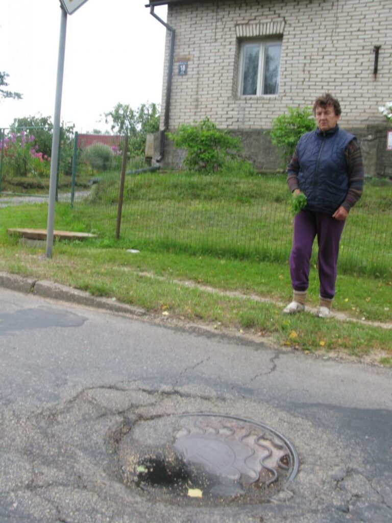 Gaida Seisuma jau pērn rakstiski aicināja pilsētas namu pārvaldi salabot akas vāku pie dzīvojamās mājas Atmodas ielā 18. Atbildi viņa neesot saņēmusi, un arī vāks nav kārtībā.
Autors: Sandra Pētersone