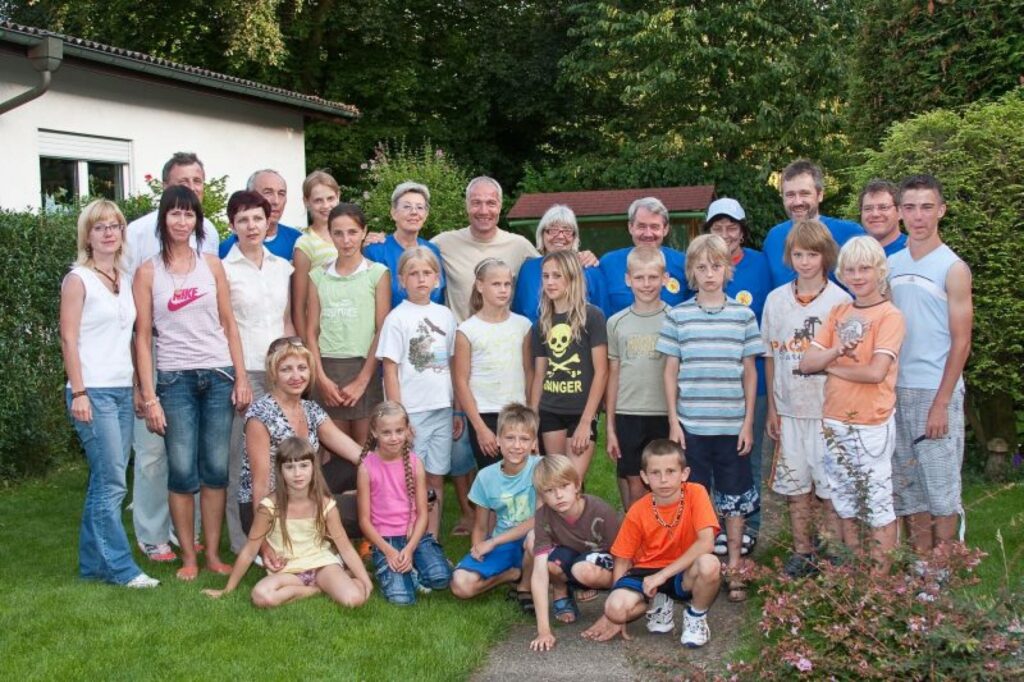 Smiltenes sporta skolas jaunos vieglatlētus, viņu treneri Guntaru Marksu un dažus vecākus šovasar viesmīlīgi uzņēma pilsētas sadarbības partneri Vācijā, Vīzenbahā (aizmugurē - tumšajos krekliņos).
Autors: No personīgā arhīva