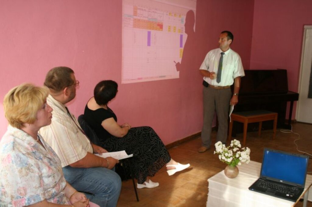 Strenču novada domes priekšsēdētājs Jānis Pētersons vecākiem skaidro nežēlīgo skaitļu valodu.
Autors: Aivars Zilbers