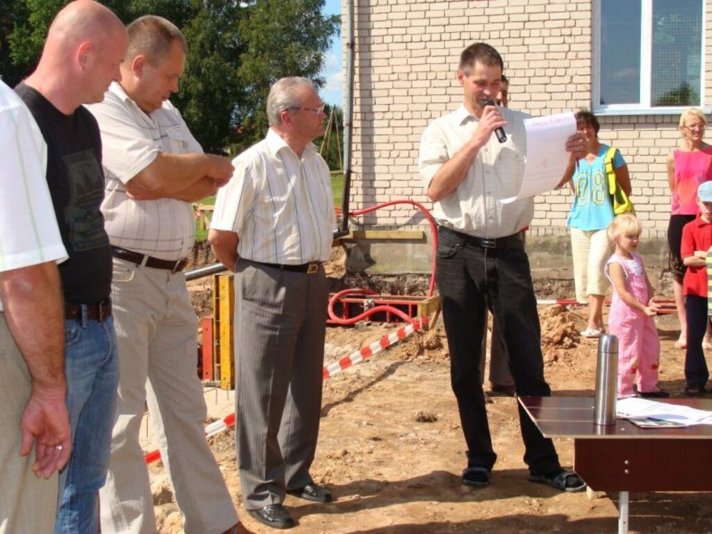 Vēstījumu nākamajām paaudzēm kārķēniešiem nolasa pagasta pārvaldes vadītājs Aivars Cekuls.
Autors: Sandra Pilskalne