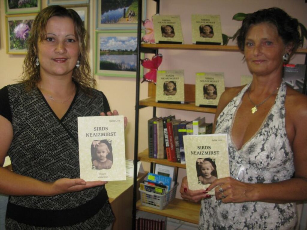Strenču pilsētas bibliotēkas vadītāja Marina Vdovičenko (no kreisās) priecājas par  strencēnietes Baibas Leites dāvinājumu - viņas jauno dzejas grāmatu “Sirds neaizmirst”
Autors: Sandra Pētersone