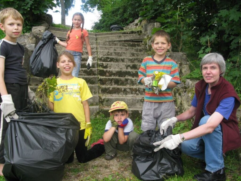 Smiltenes bērnu centra “Ligzdiņa” vadītāja Natālija Gailīte (no labās) domā, ka  šādās  talkās bērni iemācās saudzēt dabu un paši to nepiemēslos.
Autors: Sandra Pētersone