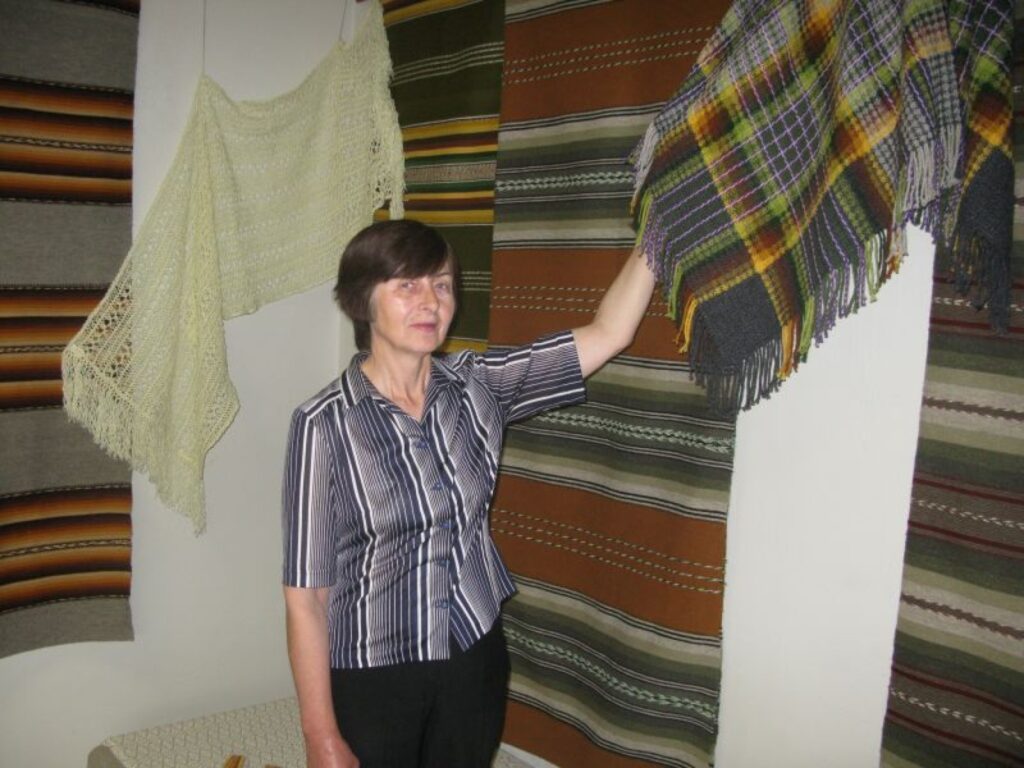 Tautas lietišķās mākslas studijas “Smiltene” vadītāja Inese Kauliņa ir gandarīta par pūliņiem saglabāt tautas lietišķās mākslas vērtības.
Autors: Sandra Pētersone