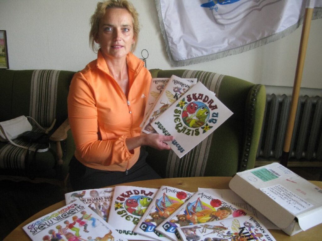 Variņu pamatskolai adresētais sūtījums no Amerikas patīkami pārsteidza skolas direktori Agitu Birkenšteinu.
Autors: Sandra Pētersone