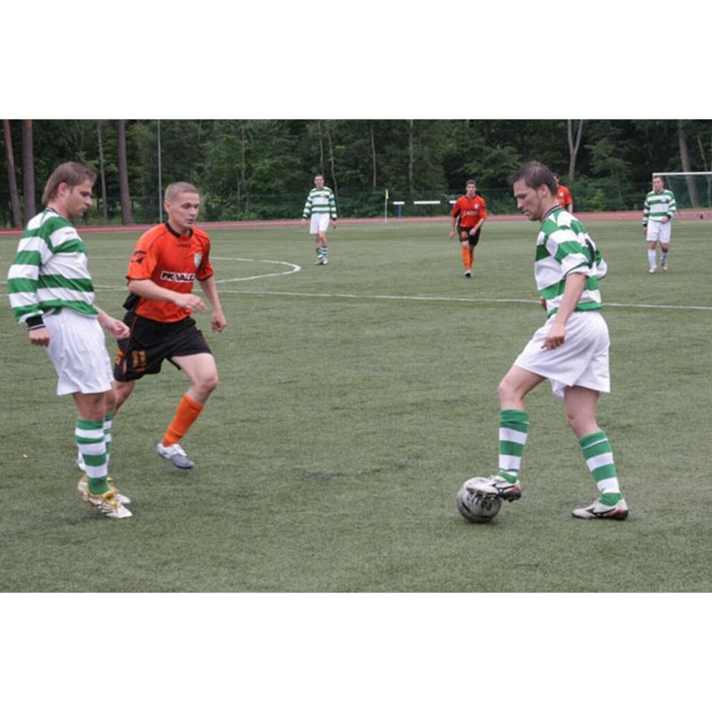 Notikušajā futbola mačā pret FK “Vecais Alberts”, kas ir pērnā gada Vidzemes 2. līgas labākā komanda, valcēnieši izcīnīja pārliecinošu uzvaru ar rezultātu 3:0.
Autors: Aldis Dubļāns