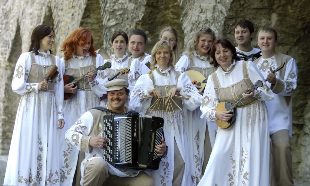 Slāvu tautu mūzikas ansamblis ir dibināts 1985. gadā un jau daudzus gadus bajānista Igora Jermakova (centrā) vadībā darbojas Lindakivi kultūras centrā Tallinā.
Autors: No personīgā arhīva