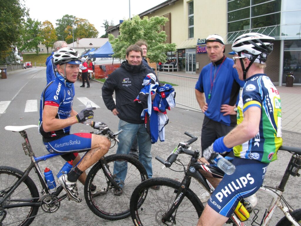 Visātrāk 68 kilometrus garo distanci pieveica Alans Orass (no kreisās), kurš arī uzvarēja šajā posmā, un Kaspars Austa. 
Autors: Sandra Pētersone