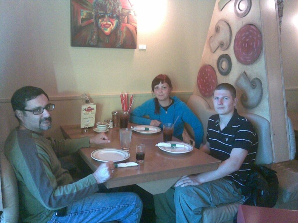 Smiltenietes Janas Smelēnas (vidū) mājas gadu bija ASV, Viskonsinas štatā. Tur viņu un vācieti Aleksu (blakus) uzņēma amerikāņi advokāts Maikls un skolotāja Lisa (fotogrāfijā nav redzama).
Autors: No personīgā arhīva