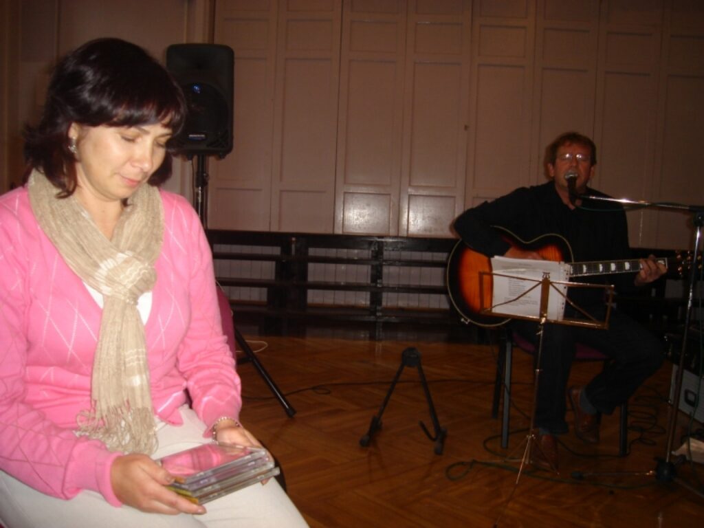 Uz tikšanos ar jauniešiem dzejniece Elita Tilčika ieradās kopā ar dzīvesbiedru Viktoru Tilčiku. Elita rakstījusi vārdus visām viņa jaunākajām dziesmām. 
Autors: Sandra Pētersone