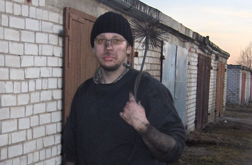 Valcēnietis Ilvars Rullis ir ne vien azartisks florbolists, bet arī skursteņslauķis.
Autors: Inga Karpova