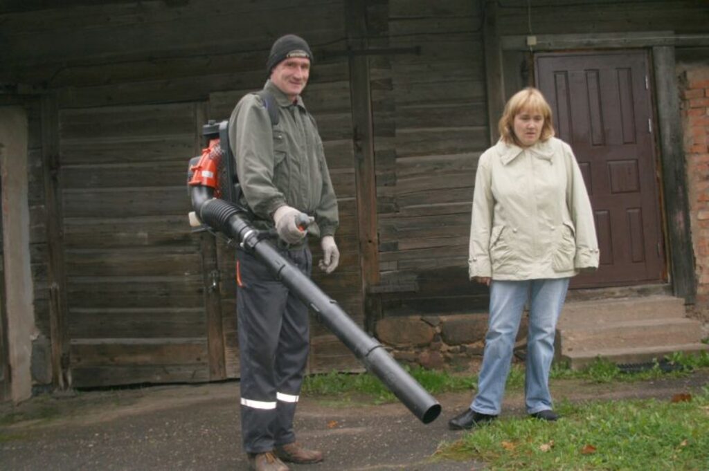 Valkas novada Pilsētas teritorijas apsaimniekošanas nodaļas vadītāja Inese Vehi kopā ar strādnieku Juri Rusmani novērtē jaunā lapu pūtēja efektivitāti.
Autors: Inga Karpova