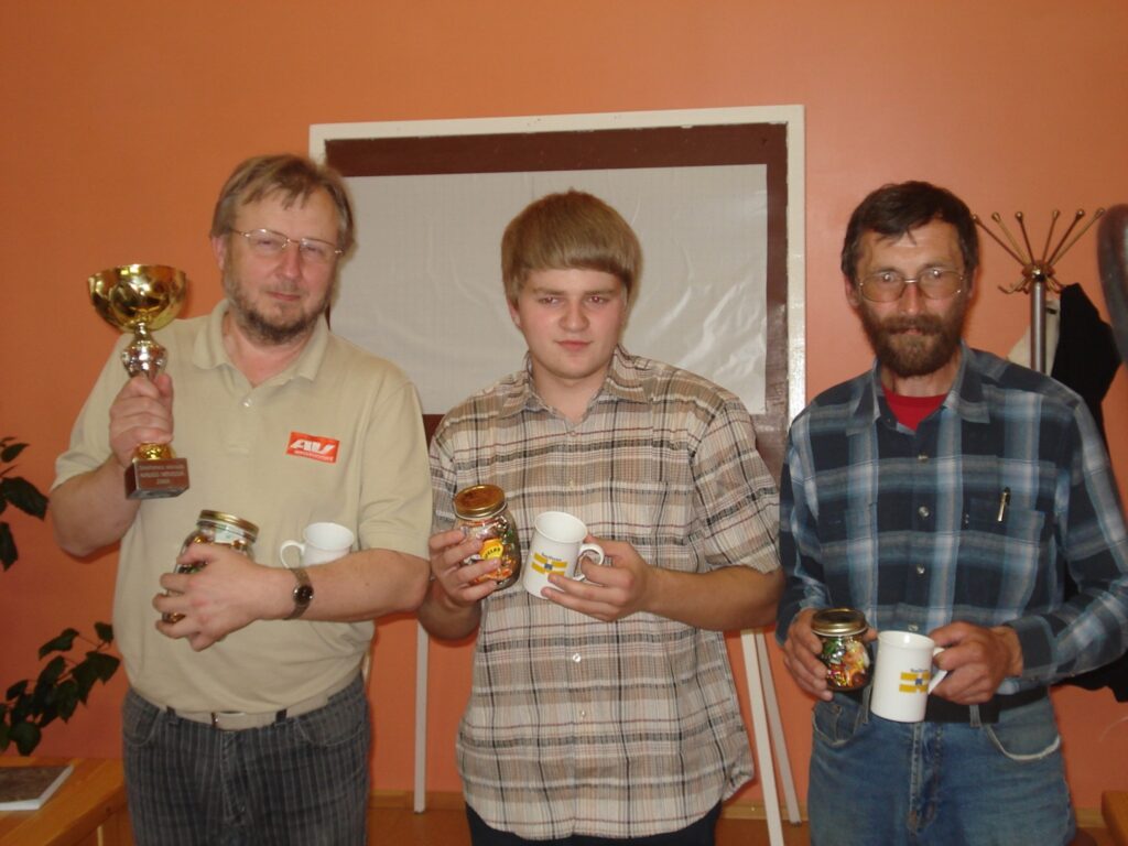 Smiltenes kausu izcīnīja igaunis Gerts Muils (no kreisās). Otrajā vietā - Māris Putniņš no Naukšēniem, trešajā -  igauņu sportists Tonu Kasks.
Autors: No personīgā arhīva