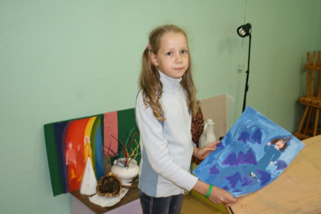 Valkas mākslas skolas audzēkne Kate Čākure par savu mīļāko krāsu izvēlas zilo, un tā viņu konkursā nepieviļ. 
Autors: Aivars Zilbers