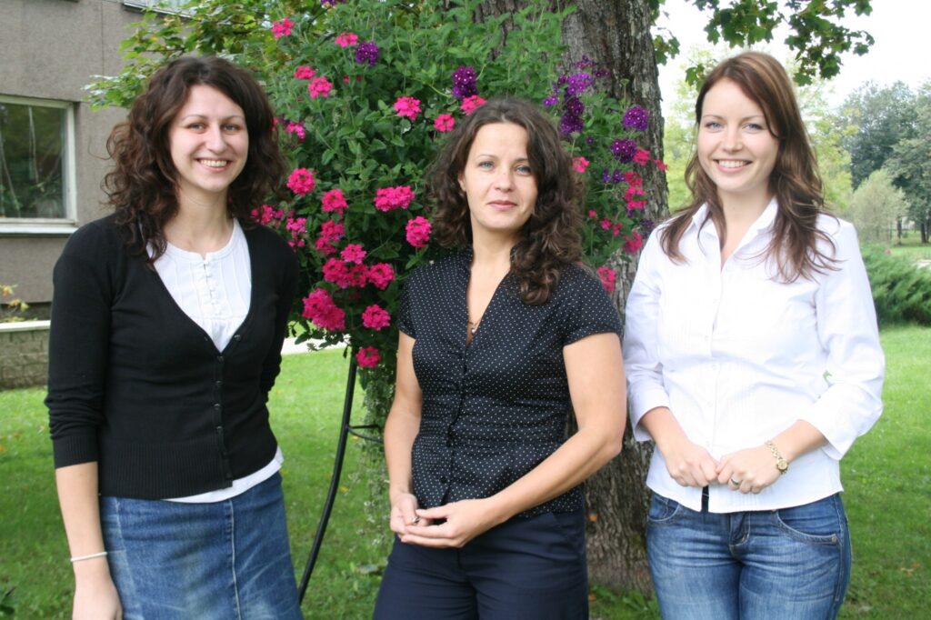 Latvijas – Igaunijas institūta darbinieces Zane Bulmeistare (no kreisās), vadītāja Laila Ontensone un Zane Vīlistere aicina apmeklēt izglītojošus un radošus kursus.
Autors: Inga Karpova