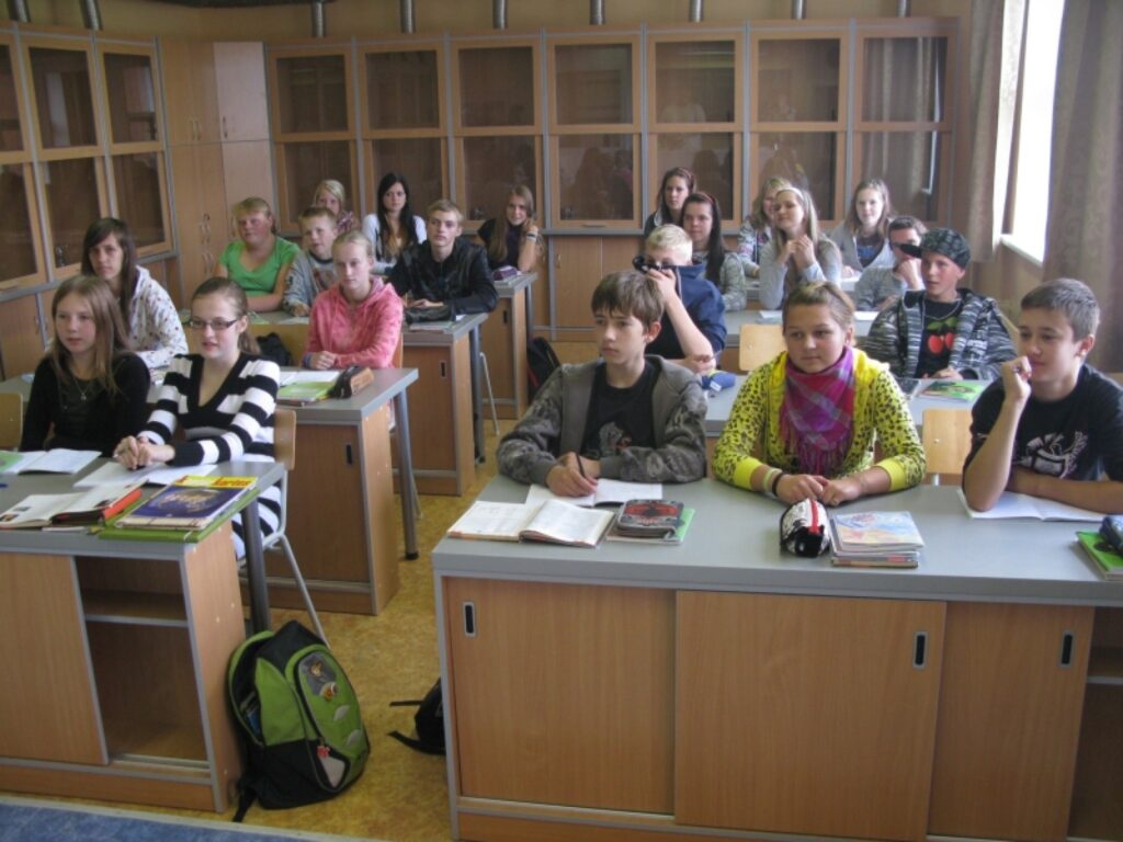  Strenču novada vidusskolā šajā mācību gadā skolēni mācās dabas zinības labiekārtotos kabinetos. Ķīmijas klasē (attēlā) ir jauni soli, un tā vairs nav jādala ar bioloģiju.
Autors: Sandra Pētersone