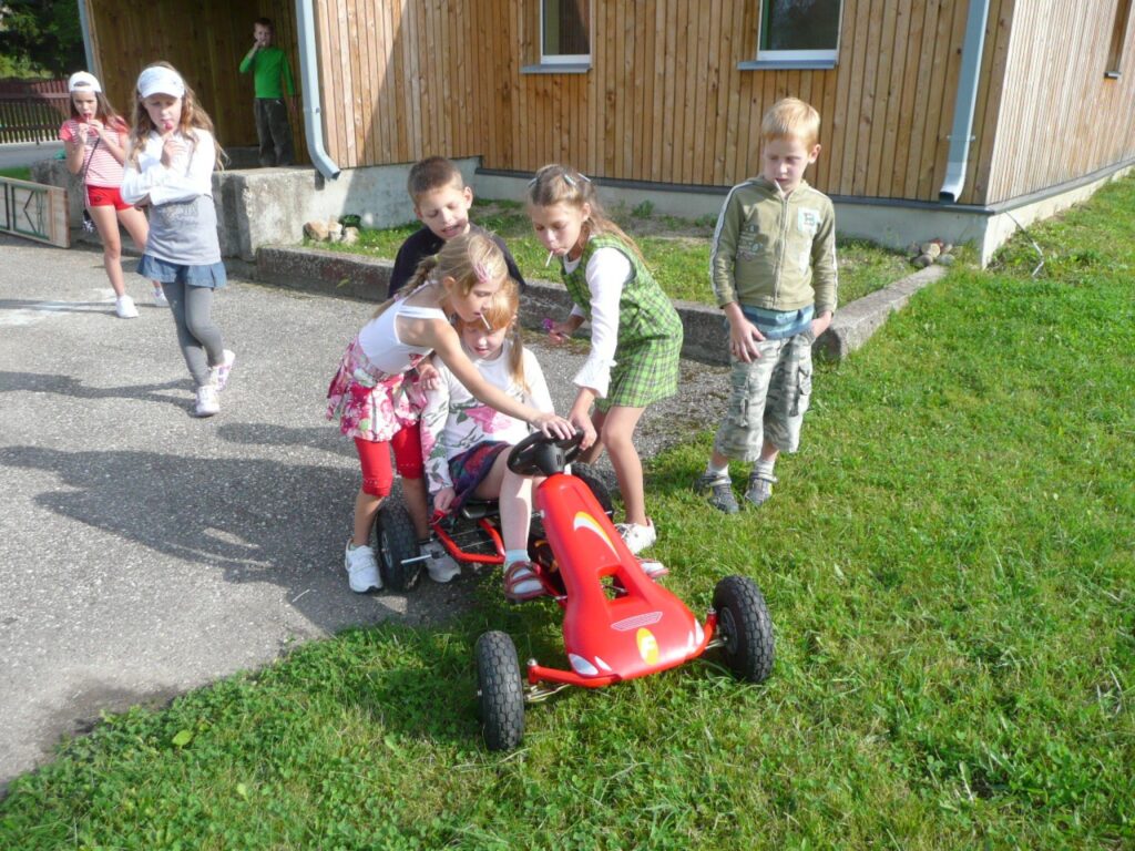 Smiltenes bērnu centra “Ligzdiņa” audzēkņi šoruden iejūtas šoferu lomā,  vizinoties ar gokartu
Autors: No personīgā arhīva