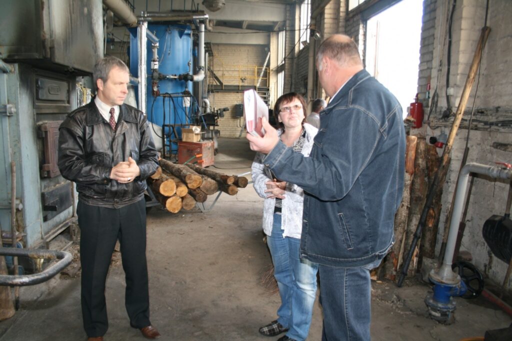 Šonedēļ Valkas novada domes izpilddirektors Guntis Bašķis (no labās), Siltumapgādes nodaļas vadītāja Nadežda Korņējeva un novada deputāts Agris Simulis pārbaudīja katlumāju gatavību darbam. 
Autors: Aivars Zilbers
