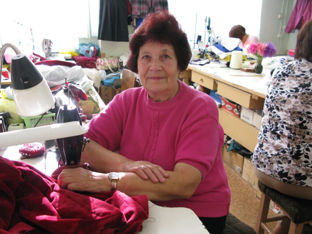 Smiltenietei Līnai Fjodorovai ceļš uz darbu ir viens un tas pats jau 50 gadus. Tik ilgi viņa strādā par drēbnieci divstāvu namā Smiltenes centrā. 
Autors: Sandra Pētersone