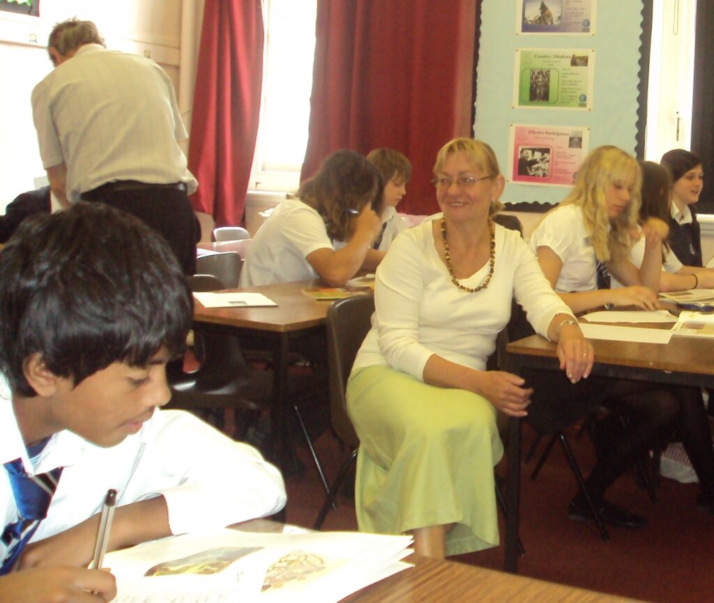 Sīkāk uzzināt par vēstures mācīšanas metodiku Ira Silāja (centrā)  varēja uzzināt, piedaloties vēstures stundā Portsmutas vispārizglītojošā skolā.
Autors: No personīgā arhīva