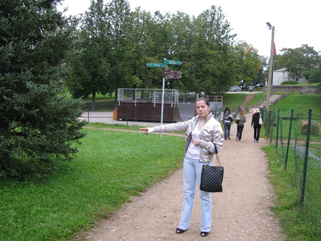 Uzbrucējs ievilka mūsu kolēģi Santu tuvējā egļu pudurī, nebaidoties no tā, ka Ceļinieku parku   izgaismoja laterna un garāmgājējiem notiekošais būtu labi redzams.
Autors: Sandra Pētersone