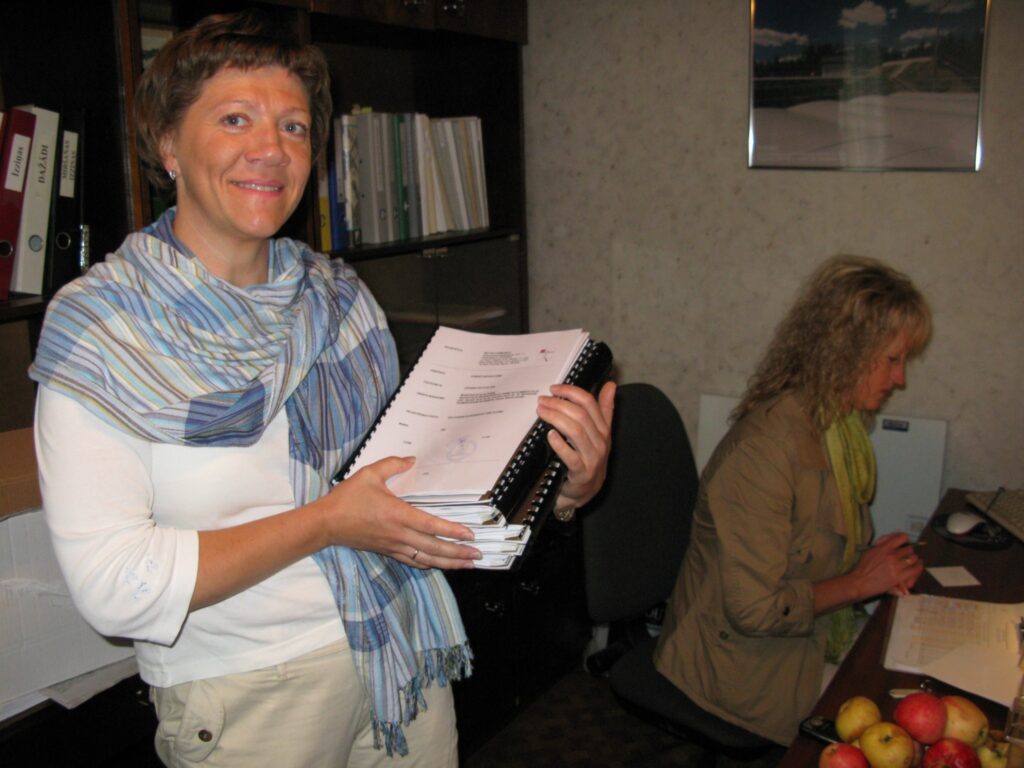 Tehniskais projekts Valkas ielas posma rekonstrukcijai ir tik apjomīgs, ka Strenču novada domes speciālistei Gitai Siliņai to nākas uzglabāt daudzās mapēs. 
Autors: Sandra Pētersone