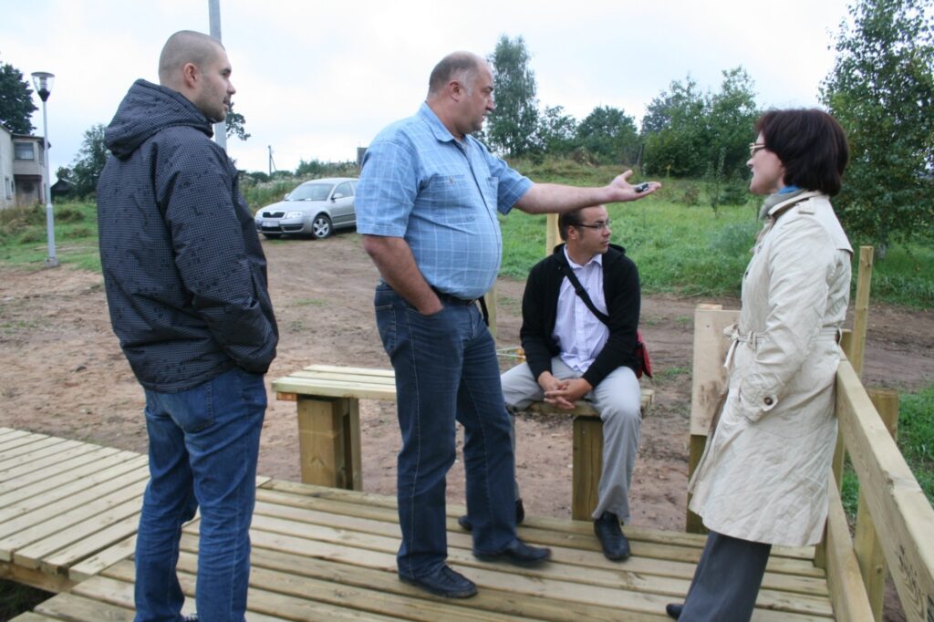 Valkas novada domes pārstāvji noskaidro vandaļu izdarīto kaitējumu un apspriež drošību uz takas ziemā.
Autors: Aivars Zilbers