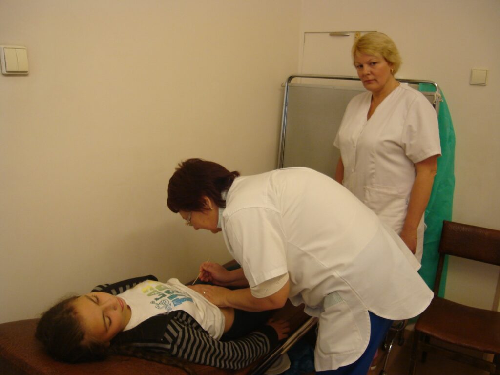  Smiltenes slimnīcas telpās atvērtajā traumpunktā dežūrārste Indra Tauriņa un medmāsa Dace Dugnese (priekšplānā) svētdien aprūpēja traumas un izvilka pacientei piesūkušos ērci (attēlā).
Autors: Sandra Pētersone