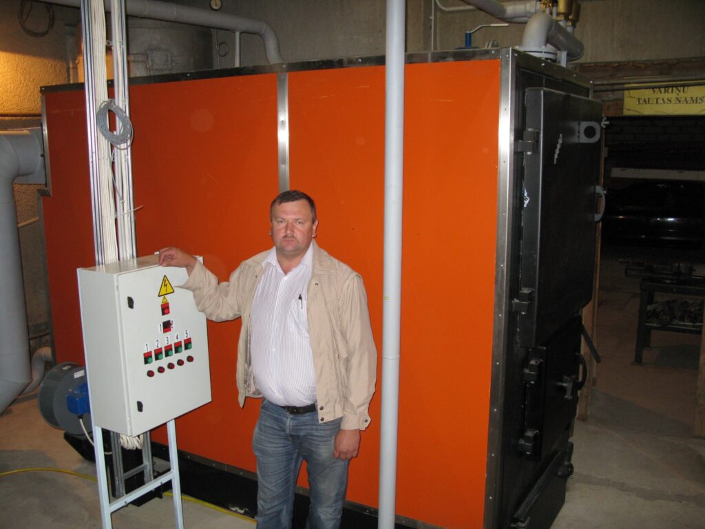 Variņu pagasta pārvaldes vadītājs Uldis Birkenšteins cer, ka skolas, tautas nama un citu  iestāžu sildīšanai turpmāk vajadzēs mazāk malkas. Jaunais apkures katls ļaus ietaupīt. 
Autors: Sandra Pētersone