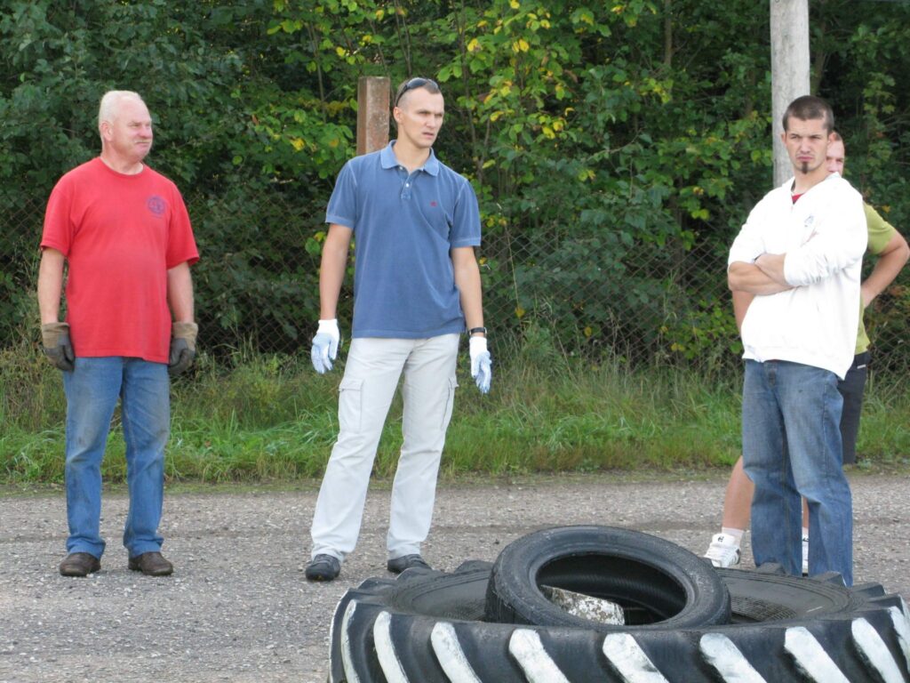  Vakar tehniskā sporta kluba „Smiltene” valdes priekšsēdētājs Vairis Tralla (no kreisās) kopā ar Latvijas Automobiļu federācijas ģenerālsekretāru Andri Berķi sprieda,  kāda svētdien izskatīsies supersprinta trase sporta un atpūtas kompleksā „Teperis”.
Autors: Santa Sinka