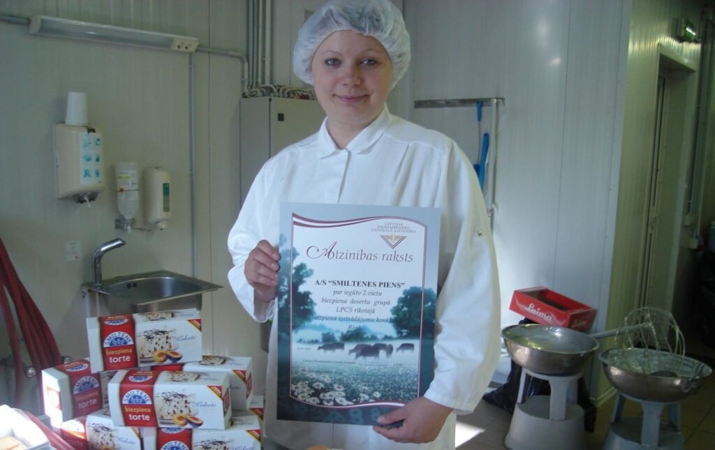  “Tas ir dabīgs produkts,” biezpiena tortes “Koķete” labo garšu un desertam piešķirto atzinību skaidro akciju sabiedrības “Smiltenes piens” ražošanas meistare Vita Puriņa. 
Autors: Sandra Pētersone