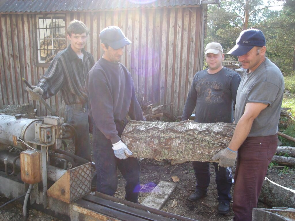 Strenču novada pašvaldība malkas sagatavošanā pilsētas pirtij iesaistījusi bezdarbniekus Edmundu Kasku (no kreisās), Ragnaru Širvanovu, Andri Bīrauu un Sergeju Bibiku. 
Autors: Sandra Pētersone