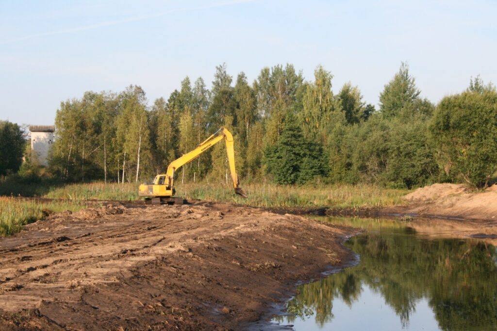 Vietējais uzņēmums “Valkas meliorācija” veic Pedeles krasta sakārtošanu.
Autors: Inga Karpova